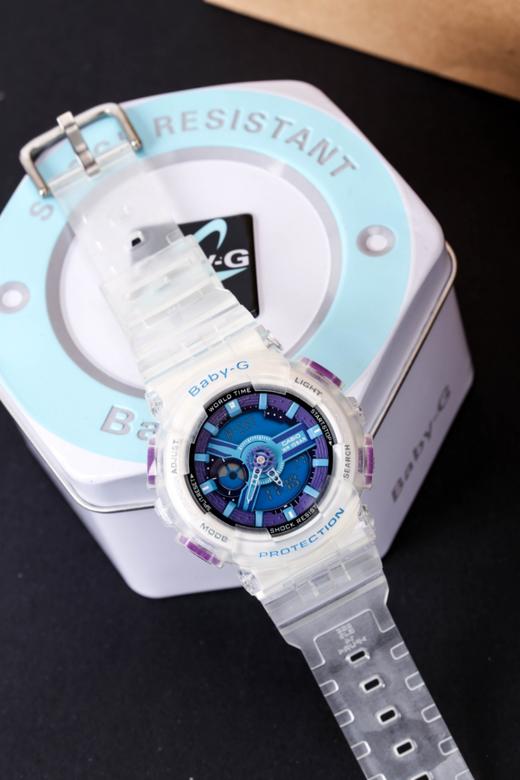 卡西欧女款热卖款，GA-110，*  * 世界时间（48个小时）； * 秒表（精确到1/1000秒）； * 倒计时； * 闹铃； * 间歇响报； * 全自动日历； * 12/24小时时制。 商品图2