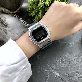 卡西欧G-SHOCK金属小方块时尚运动男表石英手GM-5600-1PR 采用了极为用心的抛光和打磨，显得质感