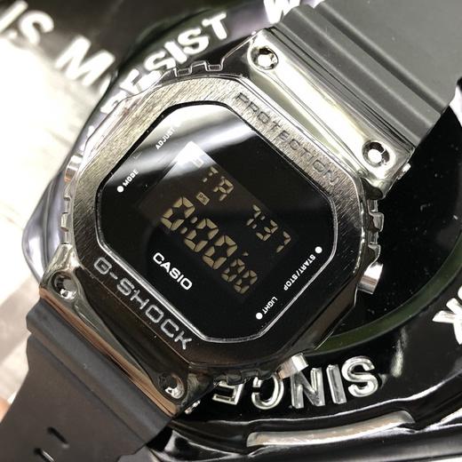 卡西欧G-SHOCK金属小方块时尚运动男表石英手GM-5600-1PR 采用了极为用心的抛光和打磨，显得质感 商品图1