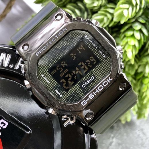 卡西欧G-SHOCK金属小方块时尚运动男表石英手GM-5600-1PR 采用了极为用心的抛光和打磨，显得质感 商品图3