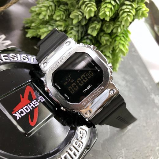 卡西欧G-SHOCK金属小方块时尚运动男表石英手GM-5600-1PR 采用了极为用心的抛光和打磨，显得质感 商品图2