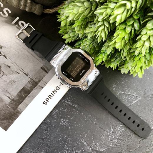 卡西欧G-SHOCK金属小方块时尚运动男表石英手GM-5600-1PR 采用了极为用心的抛光和打磨，显得质感 商品图6