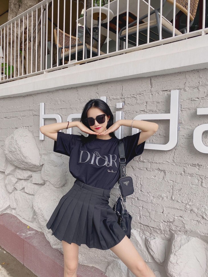不退货 dior 20ss 春夏新款镂空压印皮胶别针logo 短袖t恤