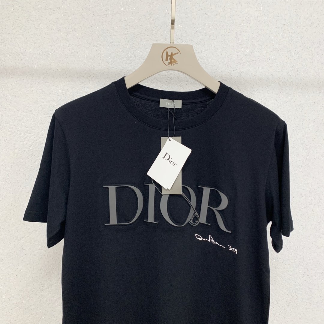 不退货 dior 20ss 春夏新款镂空压印皮胶别针logo 短袖t恤