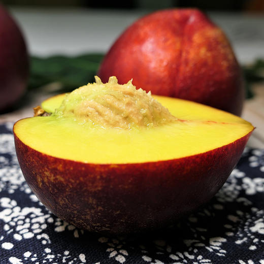 高山原生态种植山东黄肉油桃 商品图2