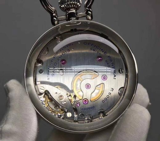 沛纳海以全新座钟PAM581实现这个可能性，利用晶莹剔透的矿石玻璃球，透视着一体两面：正面是中央镶嵌准确的时钟表盘，背面展现P.5000机芯。利用弧形镜面制造放大效果，能够欣赏复古设计的每个细节，包括 商品图2