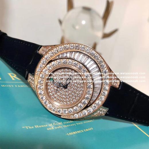 新款
格拉芙（GRAFF）
非真金真钻，价格亲民。
直径38mm
瑞士石英机芯
原装工艺烤蓝针，月亮形T钻采用国际珠宝相同镶嵌工艺（纯手轨道镶嵌）此镶嵌工艺是梵克雅宝独创专利！手工镶钻火光跟亮度军跟南 商品图1