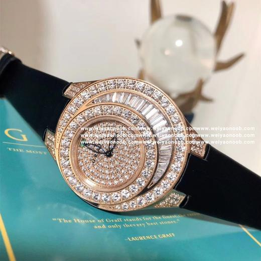 新款
格拉芙（GRAFF）
非真金真钻，价格亲民。
直径38mm
瑞士石英机芯
原装工艺烤蓝针，月亮形T钻采用国际珠宝相同镶嵌工艺（纯手轨道镶嵌）此镶嵌工艺是梵克雅宝独创专利！手工镶钻火光跟亮度军跟南 商品图0