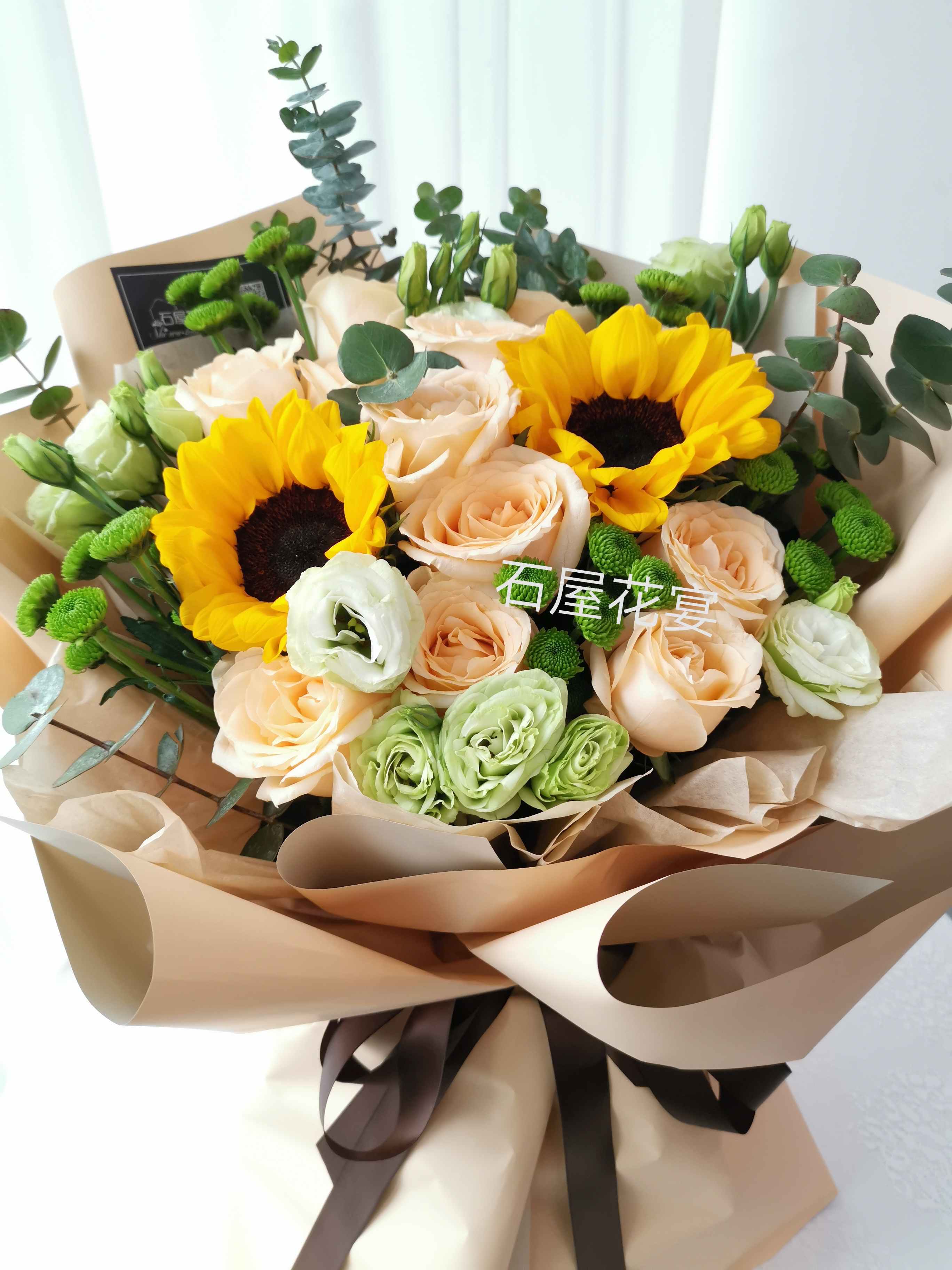 2朵向日葵香槟玫瑰黄色包装花束