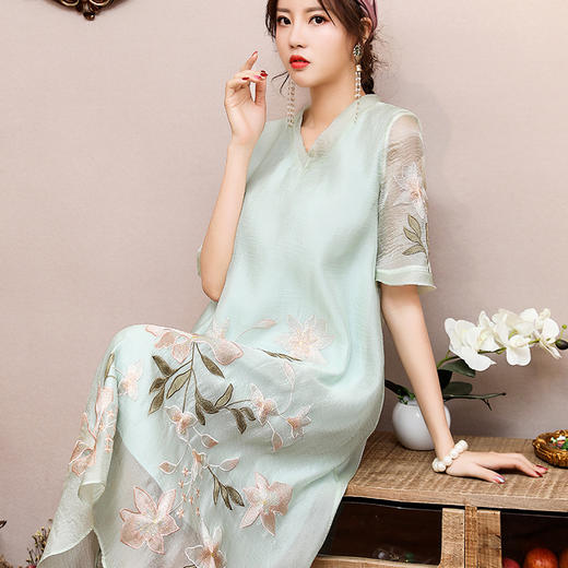 OGFY-99385新款中国风刺绣V领短袖宽松大码中长款连衣裙 商品图0