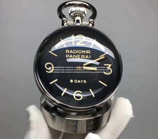 沛纳海以全新座钟PAM581实现这个可能性，利用晶莹剔透的矿石玻璃球，透视着一体两面：正面是中央镶嵌准确的时钟表盘，背面展现P.5000机芯。利用弧形镜面制造放大效果，能够欣赏复古设计的每个细节，包括 商品图4