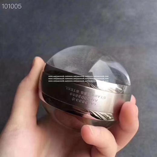 沛纳海以全新座钟PAM581实现这个可能性，利用晶莹剔透的矿石玻璃球，透视着一体两面：正面是中央镶嵌准确的时钟表盘，背面展现P.5000机芯。利用弧形镜面制造放大效果，能够欣赏复古设计的每个细节，包括 商品图8