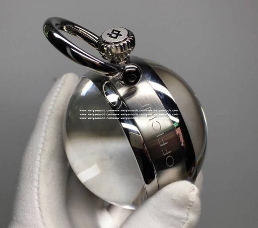 沛纳海以全新座钟PAM581实现这个可能性，利用晶莹剔透的矿石玻璃球，透视着一体两面：正面是中央镶嵌准确的时钟表盘，背面展现P.5000机芯。利用弧形镜面制造放大效果，能够欣赏复古设计的每个细节，包括 商品图0