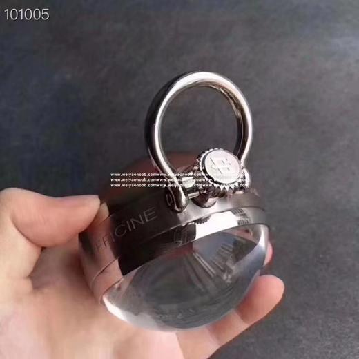 沛纳海以全新座钟PAM581实现这个可能性，利用晶莹剔透的矿石玻璃球，透视着一体两面：正面是中央镶嵌准确的时钟表盘，背面展现P.5000机芯。利用弧形镜面制造放大效果，能够欣赏复古设计的每个细节，包括 商品图6