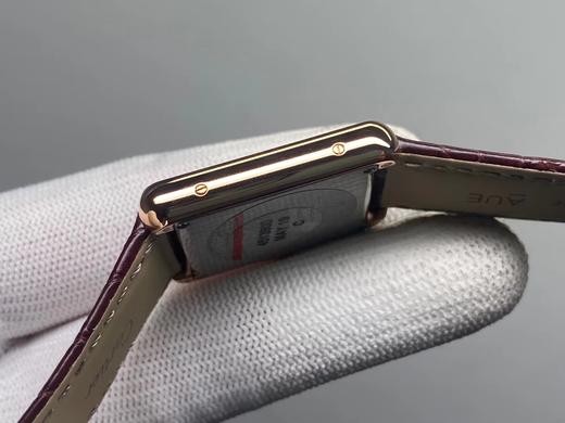 AF厂再续神作 Cartier卡地亚TANK-SOLO坦克系列石英女表
【表壳】共两种尺寸，小号31×24mm，中号35×27mm，厚度5.5mm
方形的壳套内含乾坤，圆角和直角的交替难度很大，为了追 商品图11