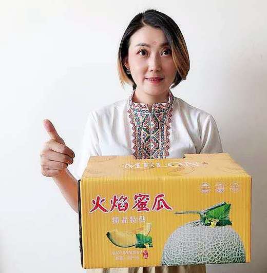 【直播活动】【陆地火焰蜜瓜王】9-10斤火焰蜜瓜 2个装+价值38元新疆特色丝巾一条！ 商品图1