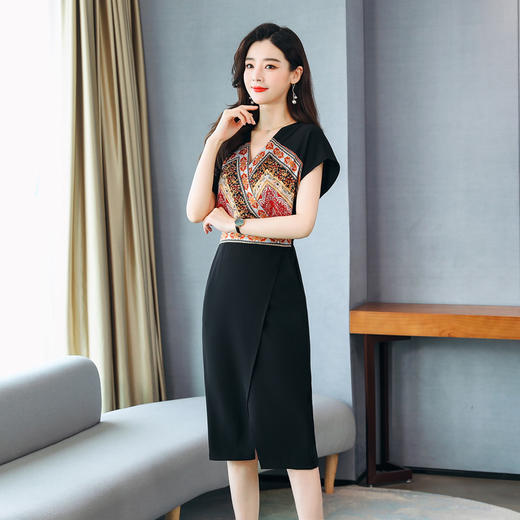 WZNH-9333夏装V领短袖时尚潮流气质舒适连衣裙 商品图3