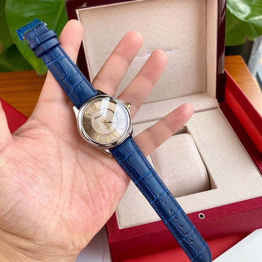 原单新款首发！菲拉格慕自动机械男表，原装进口瑞士ETA2824机芯，蓝宝石水晶镜面，意大利小牛皮表带。表径41mm，背投锁底50米防水，经典耐看，方便出入各种场合搭配！全套原装专柜包装！ 商品图0