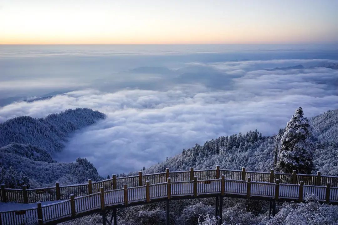 西岭雪山阳光假日酒店超值套餐!来这里观云海