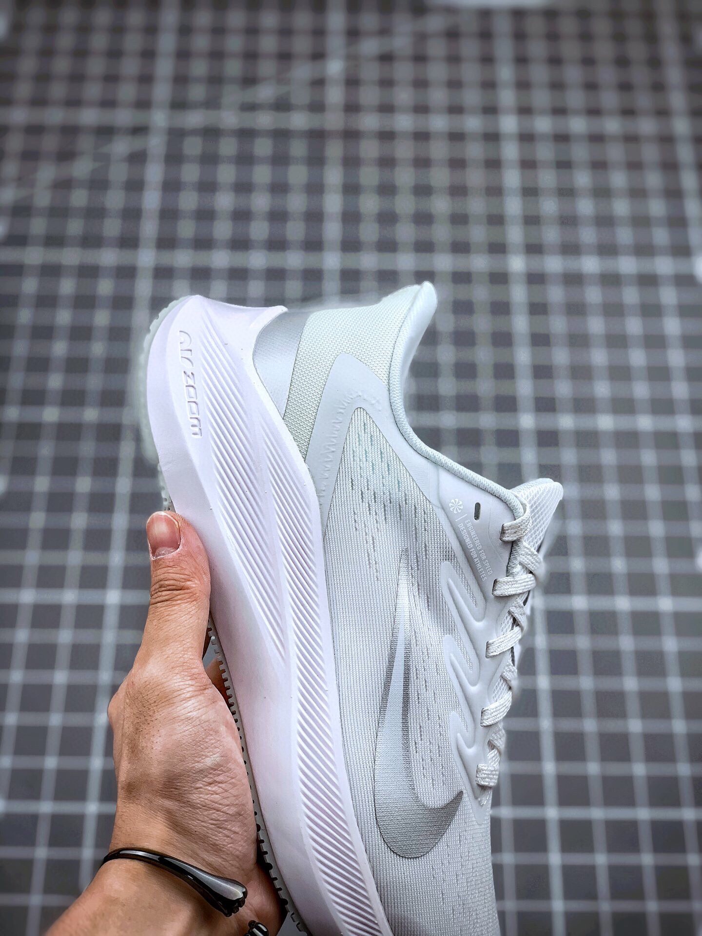 耐克winflo7气垫拆解,nike winflo7拆解图 采用了后掌气垫(air-zoom)的设计
