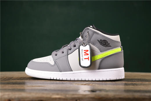 乔丹/Air Jordan AJ1 aj1 乔1 Air Jordan   灰黄荧光标 变色龙黑绿松石  白蓝红小闪电 乔1中帮白绿 南海岸青 中帮灰黄荧光标 商品图1