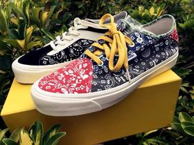 Vans x Rhude 联名合作推出Paisüxitley 图案“腰果花”系列，Rhude将各种“符号”以满印的形式覆盖在了鞋面上，加入不少腰果花