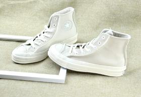 匡威| Converse 1970s必入奶油色新款~经典鞋头款鞋身和鞋头都是麻布质地走线位有拼接裁剪的感觉 上脚超级干净!超级斯文!超级好看!! 随手抓一条裤子都能搭 35-44 含半码