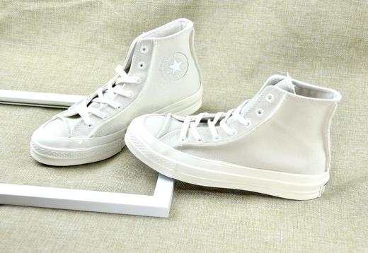 匡威| Converse 1970s必入奶油色新款~经典鞋头款鞋身和鞋头都是麻布质地走线位有拼接裁剪的感觉 上脚超级干净!超级斯文!超级好看!! 随手抓一条裤子都能搭 35-44 含半码 商品图0