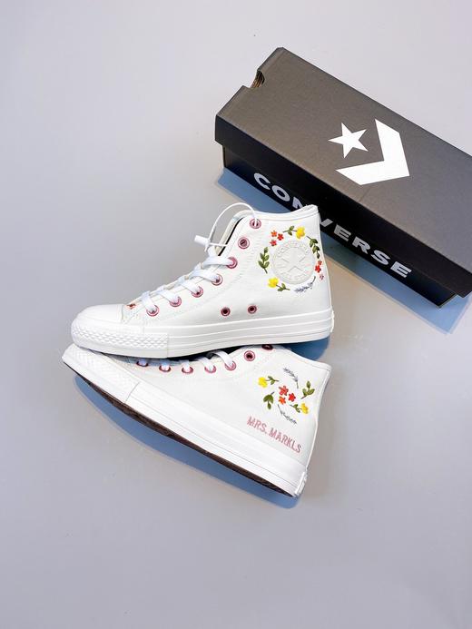 小红书最近大热的刺绣系列 Converse Chuck 70 花草刺绣 logo处的花草刺绣以及鞋身和鞋头多处刺绣元素相结合 眼扣别出心裁使用铜色系/粉色系 鞋型更为立体 硫化工艺 商品图0