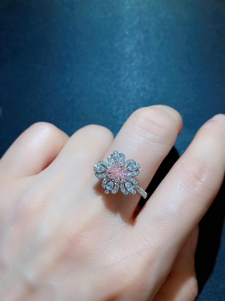 樱花粉钻戒指y18k镶嵌可爱的樱花粉钻石戒指钻石024ct0583ct总重43g戒