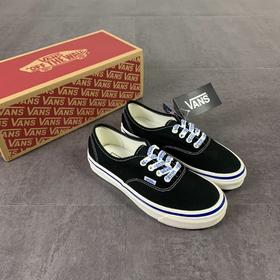 Vans安纳海姆 鞋带Logo印花系列 Vans安纳海姆经典系列新品来袭‼️以元老级AUTHENTIC鞋款为基础，蓝色的包边线，鞋带印花设计，全新巧思，再现经典，让经典历久弥新。 尺码：35--44