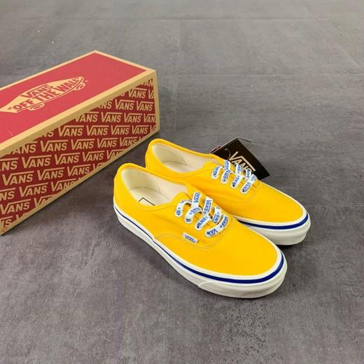 Vans安纳海姆 鞋带Logo印花系列 Vans安纳海姆经典系列新品来袭‼️以元老级AUTHENTIC鞋款为基础，蓝色的包边线，鞋带印花设计，全新巧思，再现经典，让经典历久弥新。 尺码：35--44 商品图2