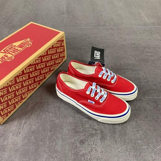 Vans安纳海姆 鞋带Logo印花系列 Vans安纳海姆经典系列新品来袭‼️以元老级AUTHENTIC鞋款为基础，蓝色的包边线，鞋带印花设计，全新巧思，再现经典，让经典历久弥新。 尺码：35--44 商品图3