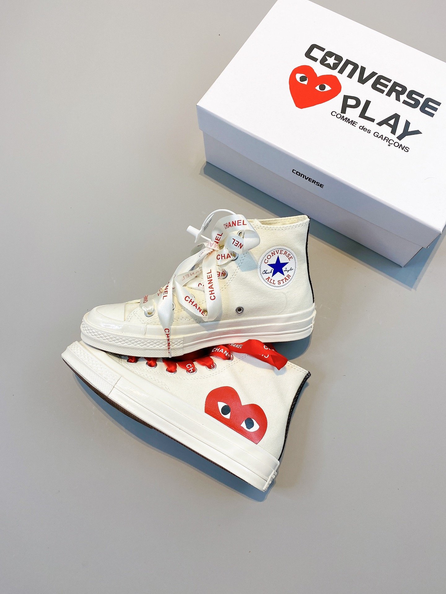 Converse x CDG PLAY X CHANEL 三方联名，匡威以最大幅度跳跃性和香奈儿高端品牌再加爱心[爱心] 川久保龄三方联名，香奈儿仅仅提供了一条米色印红字+一条红色印米字的鞋带，