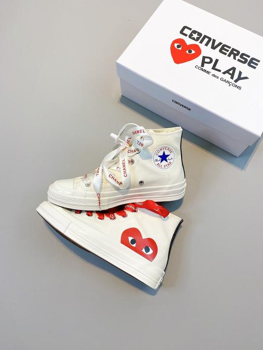 Converse x CDG PLAY X CHANEL 三方联名，匡威以最大幅度跳跃性和香奈儿高端品牌再加爱心[爱心] 川久保龄三方联名，香奈儿仅仅提供了一条米色印红字+一条红色印米字的鞋带， 商品图0