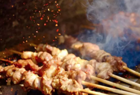 撸串的季节快到了，请看烤羊肉串的正确姿势！ 