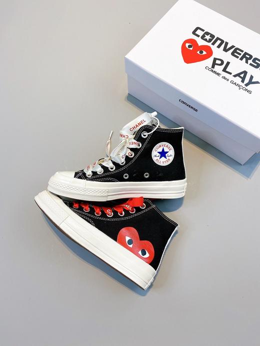 Converse x CDG PLAY X CHANEL 三方联名，匡威以最大幅度跳跃性和香奈儿高端品牌再加爱心[爱心] 川久保龄三方联名，香奈儿仅仅提供了一条米色印红字+一条红色印米字的鞋带， 商品图2
