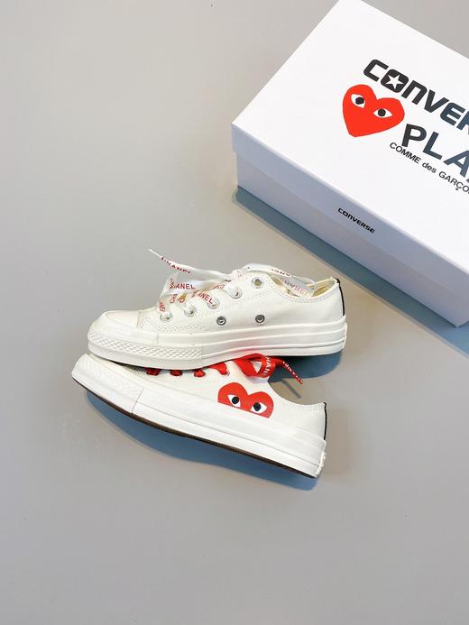 Converse x CDG PLAY X CHANEL 三方联名，匡威以最大幅度跳跃性和香奈儿高端品牌再加爱心[爱心] 川久保龄三方联名，香奈儿仅仅提供了一条米色印红字+一条红色印米字的鞋带， 商品图1
