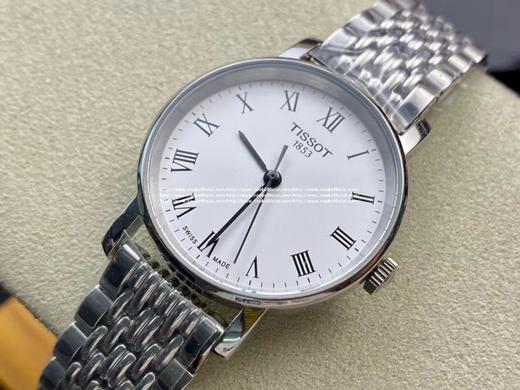 渠道货，原单正品
 Original Tissot,天梭款魅时T109系列，超薄简单大方，非常有英伦的帅气。蓝宝石玻璃，原装瑞士ETA机芯，男～38女～28mm表径，配全套包装。💕💕💕 商品图1