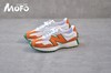 全新 New Balance 327 系列，以更纯粹的复古风格设计打造的全新造型。侧身还以解构设计，将 N 字标志以做旧压花样式呈现，样式别具新意。而麂皮、冲孔皮革的塑造，则呈现出高级怀旧气质 商品缩略图0