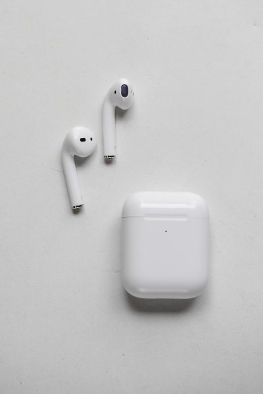 Apple AirPods2代无线蓝牙耳机！ 赠送无线充电座  带弹窗连接 ！入耳检测，AirPods 2配备无线充电盒，并同时具备充电速度更快的超级无线充电功能。 商品图2