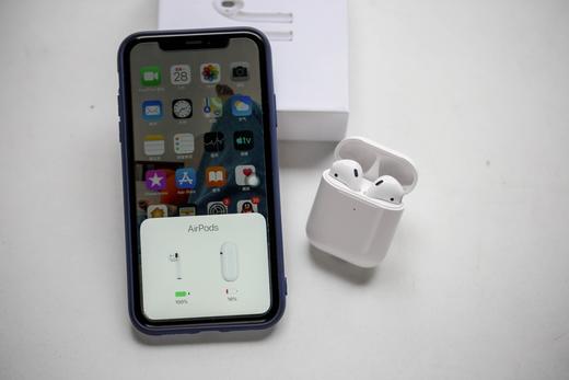 Apple AirPods2代无线蓝牙耳机！ 赠送无线充电座  带弹窗连接 ！入耳检测，AirPods 2配备无线充电盒，并同时具备充电速度更快的超级无线充电功能。 商品图0