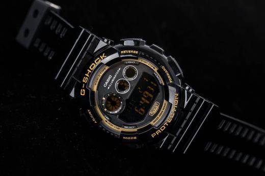 全新款卡西欧 GD-120系列。 主要功能： *防震 *生活防水 *7年电池 *高亮度自动LED照明 *世界时间（48城市） *秒表（1/100秒） *12/24小时时制 *每日闹铃，整点响报 商品图5