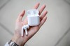 Apple AirPods2代无线蓝牙耳机！ 赠送无线充电座  带弹窗连接 ！入耳检测，AirPods 2配备无线充电盒，并同时具备充电速度更快的超级无线充电功能。 商品缩略图4