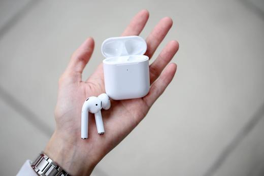 Apple AirPods2代无线蓝牙耳机！ 赠送无线充电座  带弹窗连接 ！入耳检测，AirPods 2配备无线充电盒，并同时具备充电速度更快的超级无线充电功能。 商品图4