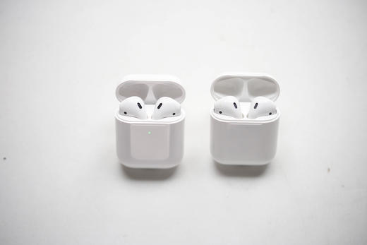 Apple AirPods2代无线蓝牙耳机！ 赠送无线充电座  带弹窗连接 ！入耳检测，AirPods 2配备无线充电盒，并同时具备充电速度更快的超级无线充电功能。 商品图5