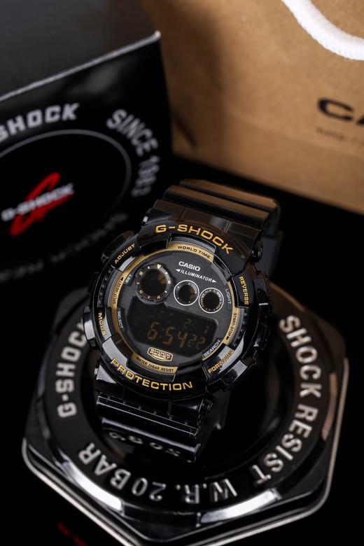 全新款卡西欧 GD-120系列。 主要功能： *防震 *生活防水 *7年电池 *高亮度自动LED照明 *世界时间（48城市） *秒表（1/100秒） *12/24小时时制 *每日闹铃，整点响报 商品图4