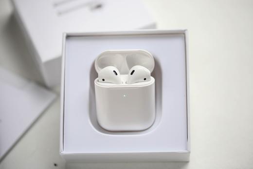 Apple AirPods2代无线蓝牙耳机！ 赠送无线充电座  带弹窗连接 ！入耳检测，AirPods 2配备无线充电盒，并同时具备充电速度更快的超级无线充电功能。 商品图7