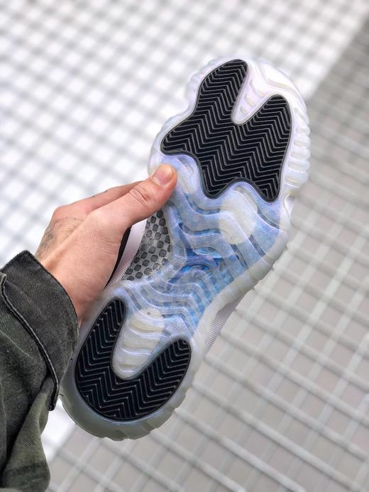 AJ11 low 变色龙Jordan 11首次使用了灵感来源于割草机外壳的漆皮作为鞋面材料，创新的尼龙网面及鞋舌的样式的灵感来源于丹佛国际机场的外观，鞋身采取了网状纤维材料，使得整双鞋重量极大减轻 商品图1