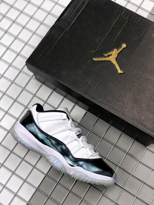 AJ11 low 变色龙Jordan 11首次使用了灵感来源于割草机外壳的漆皮作为鞋面材料，创新的尼龙网面及鞋舌的样式的灵感来源于丹佛国际机场的外观，鞋身采取了网状纤维材料，使得整双鞋重量极大减轻 商品图2